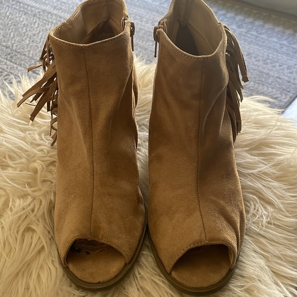Camel colored fringe booties - Picture 4 of 9